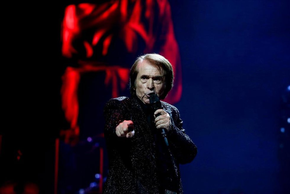 El cantante Raphael durante un concierto en el Wizink Center, a 16 de diciembre de 2021, en Madrid (España). Raphael, uno de los artistas españoles más reconocidos nacional e internacionalmente, ha regresado a los escenarios para celebrar 60 años de tra