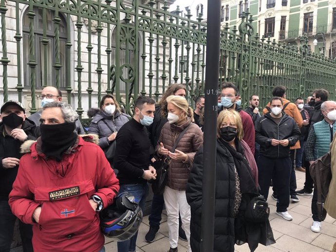 La portavoz de Vox en el Ayuntamiento de Oviedo, Cristina Coto, en la concentración convocada por la Asociación de Bares de Copas de Oviedo (ABACO)