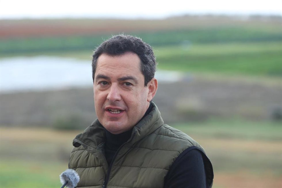 El presidente de la Junta de Andalucía, Juanma Moreno, este lunes en su visita a la empresa Bioalverde en Dos Hermanas (Sevilla).
