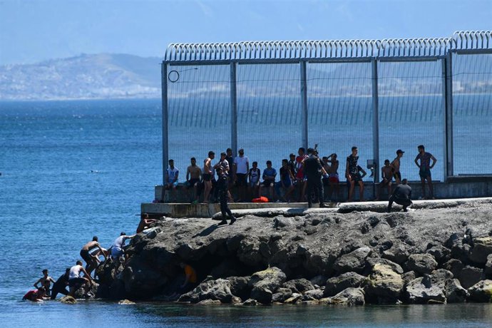 EP- Selección fotos 2021: Un grupo de migrantes marroquíes en las inmediaciones de la valla de Ceuta, a 17 de mayo de 2021, en Ceuta (España). La delegación ha cifrado que unas 1000 personas, de las que al menos 300 son menores de edad, han conseguido s