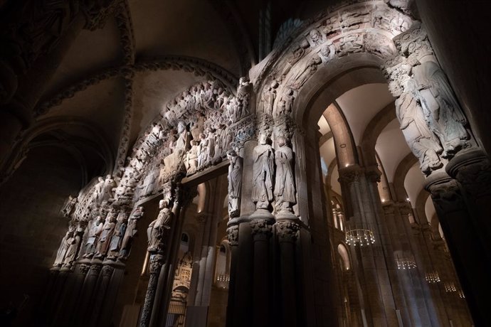 Archivo - El Pórtico de la Gloria durante una visita guiada nocturna en la Catedral de Santiago, a 10 de agosto de 2021, en Santiago de Compostela, A Coruña, Galicia (España).  
