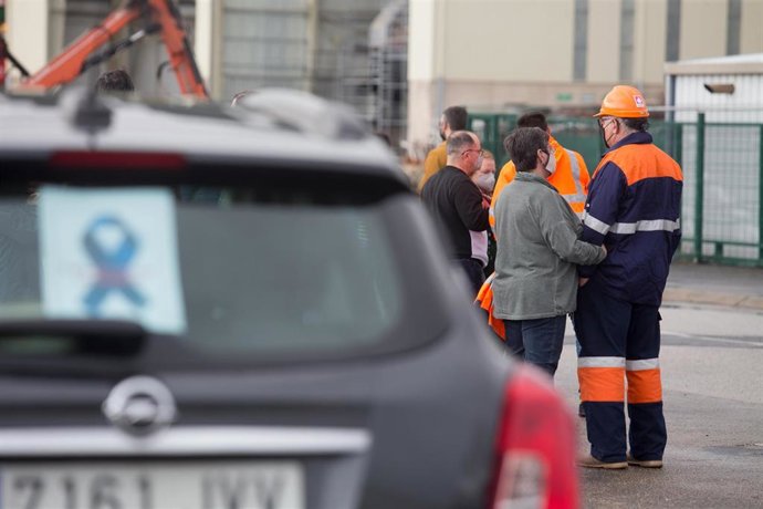 Archivo - Asistentes a una caravana de vehículos de trabajadores de Alcoa, tras la finalización del acto, a 31 de octubre de 2021, en Burela, Lugo Galicia (España). El comité de Alcoa en San Cibrao, en Cervo (Lugo), convoca esta caravana bajo el lema 'E