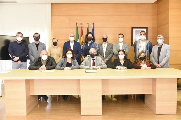 Francisco Salado, presidente de la Diputación de Málaga, realiza una visita institucional al Ayuntamiento de Torremolinos (Málaga)