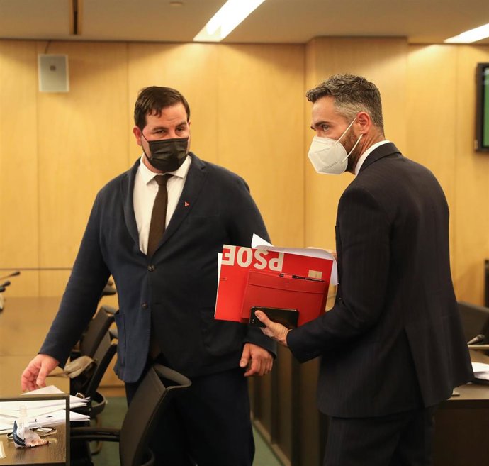 El diputado de la CUP, Ismael Cortés (i) y el portavoz del PSOE, Felipe Sicilia (d) en  la comisión de investigación de la operación Kitchen en el Congreso de los Diputados, a 22 de noviembre de 2021, en Madrid (España). 