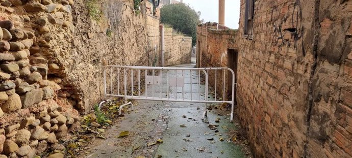 Calle del Caño cortada por caída de murete