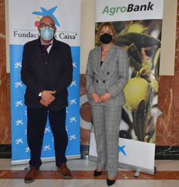 El presidente de Cooperativas Agro-alimentarias de Andalucía, Juan Rafael Leal, y la directora territorial de CaixaBank en Andalucía Occidental y Extremadura, María Jesús Catalá