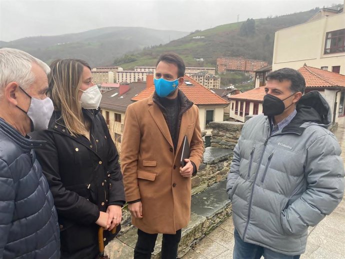 Cristina Vega y Álvaro Queipo, en el centro