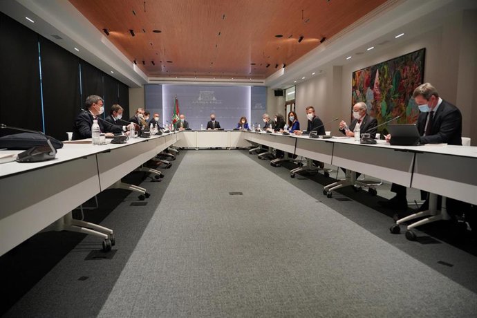 El vicelehendakari, Josu Erkoreka (6i); el Lehendakari, Íñigo Urkullu (centro), y la consejera vasca de Salud, Gotzone Sagardui (7d), durante una reunión del Consejo Asesor del del Plan de Protección Civil de Euskadi - LABI, en la sede de Lehendakaritza