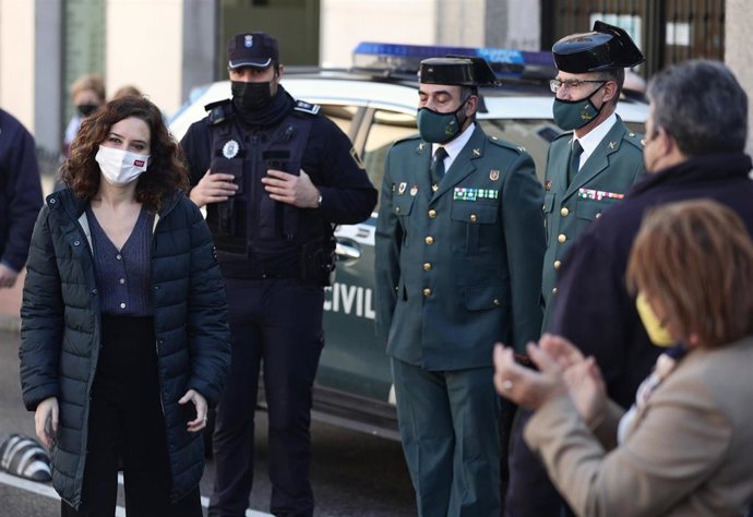 La presidenta de la Comunidad de Madrid, Isabel Díaz Ayuso, a su llegada a una visita a San Martín de Valdeiglesias, a 27 de diciembre de 2021, en San Martín de Valdeiglesias, Madrid, (España). Durante su visita ha participado en alguna de las actividad