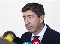 Juan Marín lanza un mensaje de tranquilidad y descarta "de momento" medidas excepcionales por el aumento de positivos