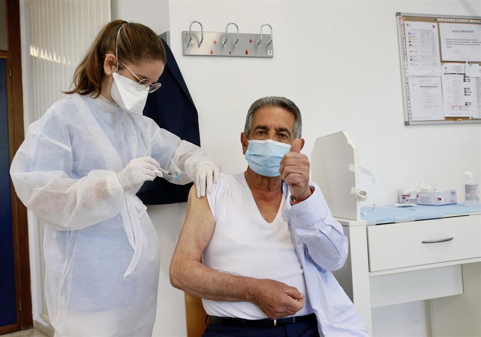 Archivo - El presidente de Cantabria, Miguel Ángel Revilla, recibe la primera dosis de la vacuna contra el Covid en el centro de salud de El Astillero