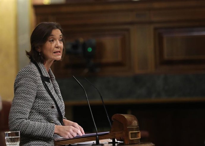 La ministra de Industria, Comercio y Turismo, Reyes Maroto, en el pleno del Congreso de los Diputados, a 22 de diciembre de 2021