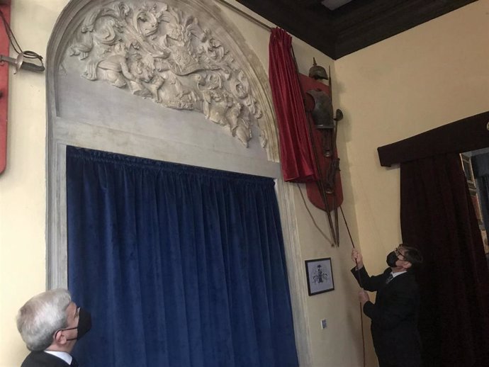 Aliaga inaugura el tímpano renacentista descubierto en el palacio de la Real Maestranza de Caballería