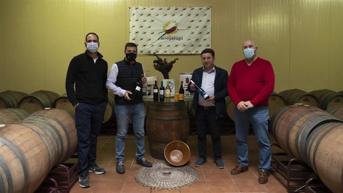 Visita de Ildefonso Ruiz a las bodegas de Torreperogil