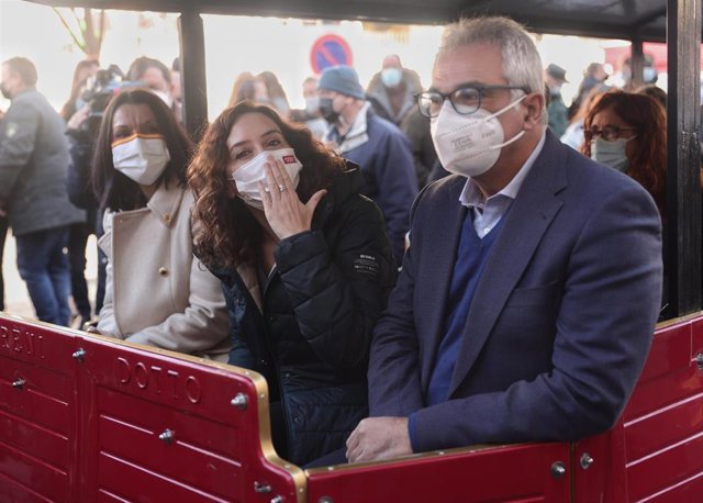 (I-D) La alcaldesa de San Martín de Valdeiglesias, María Mercedes Zarzalejo; la presidenta de la Comunidad de Madrid, Isabel Díaz Ayuso; y el consejero de Administración Local y Digitalización, Carlos Izquierdo Torres, durante una visita a San Martín de V