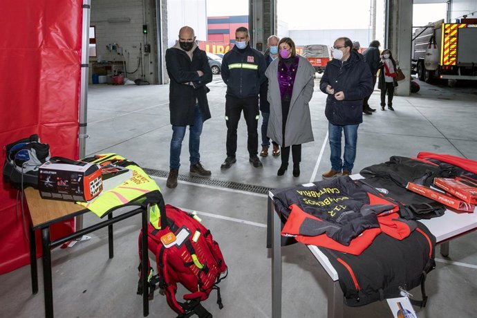 La Consejera De Presidencia, Interior, Justicia Y Acción Exterior, Paula Fernández Viaña, Hace Entrega De Material A Los Bomberos De Reinosa