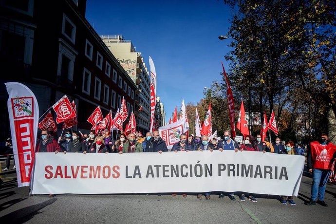 El secretario general de UGT, Pepe Álvarez (4i), y el secretario general de CCOO, Unai Sordo (5i), participan en una manifestación en defensa de la atención primaria, a 12 de diciembre de 2021, en Madrid (España).