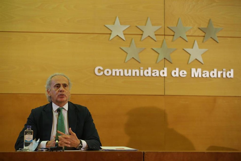 Archivo - El consejero de Sanidad de la Comunidad de Madrid, Enrique Ruiz Escudero, ofrece una rueda de prensa en Madrid (España). 