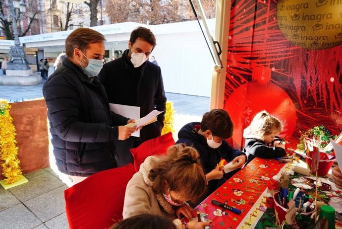 Taller navideño de reciclaje para niños instalado en la Plaza de Bib-Rambla de Granada.
