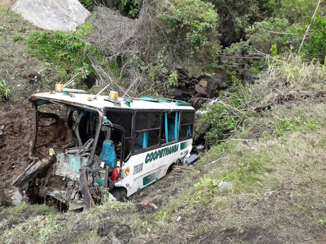 Archivo -    Un accidente de un autobús en el estado colombiano de Antioquía ha dejado un saldo de cuatro muertos, 14 heridos y un menor de tres años desaparecido
