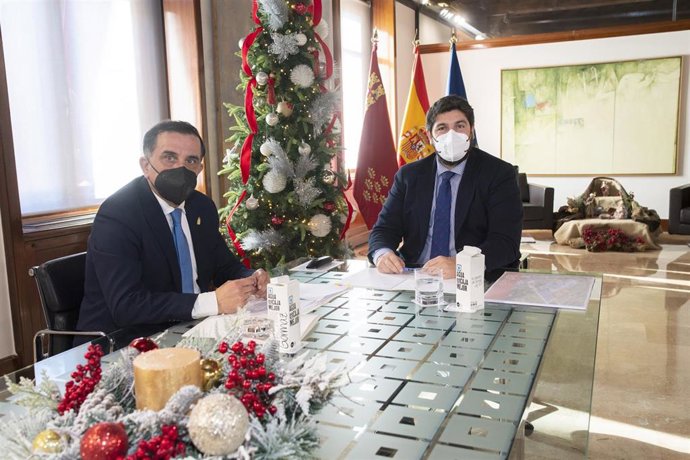 El presidente de la Región, Fernando López Miras, recibe al alcalde de Murcia, José Antonio Serrano