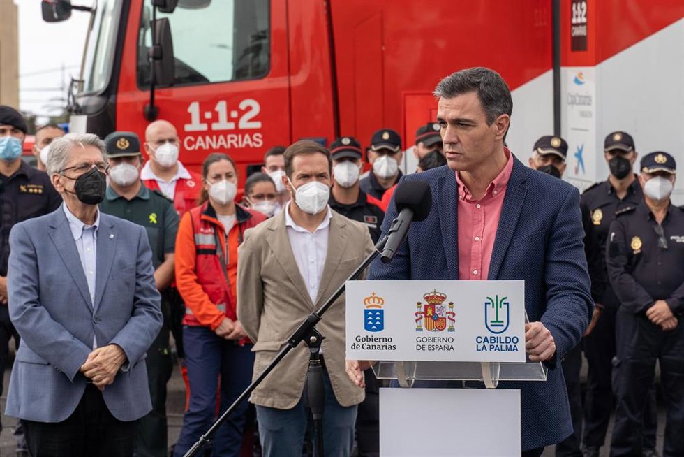 El presidente del Gobierno, Pedro Sánchez, interviene en una rueda de prensa durante su visita al Puesto de Mando Avanzado, a 27 de diciembre de 2021, en El Paso, La Palma, Canarias (España). Sánchez realiza esta visita tras la declaración del 25 de dic