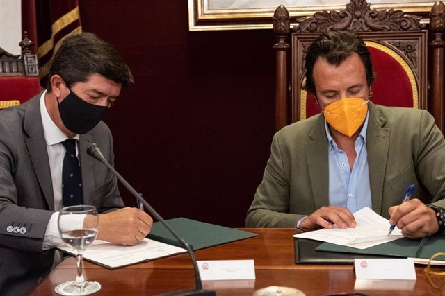 Archivo - Juan Marín y el el alcalde de Cádiz firmando en una imagen de archivo un protocolo.