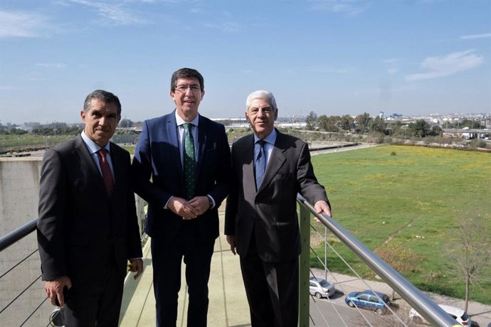 El consejero de Justicia, en el centro, visita el Campus de Palmas Altas.