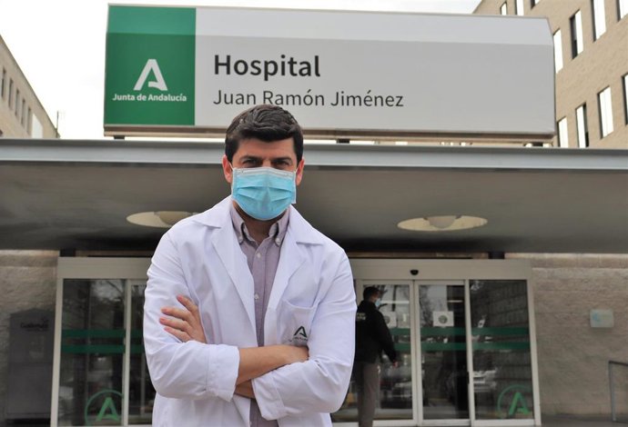 Carlos Cordero, médico rehabilitador del Hospital Juan Ramón Jiménez, colabora como experto en la OMS.