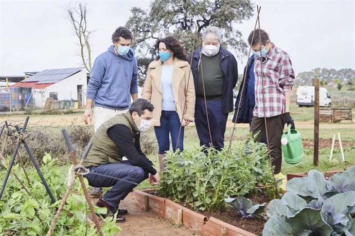 El presidente de la Junta, Juanma Moreno, agachado, la consejera Rocío Ruiz y el alcalde de Dos Hermanas, Francisco Toscano, este lunes en la visita a la empresa Bioalverde.