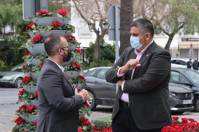 El alcalde de Mijas, Josele González, a la derecha de la imagen, junto al concejal Nicolás Cruz