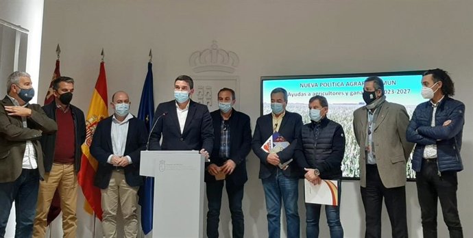 El consejero Antonio Luengo, acompañado por los representantes de las organizaciones del sector agrario firmantes del documento de alegaciones.