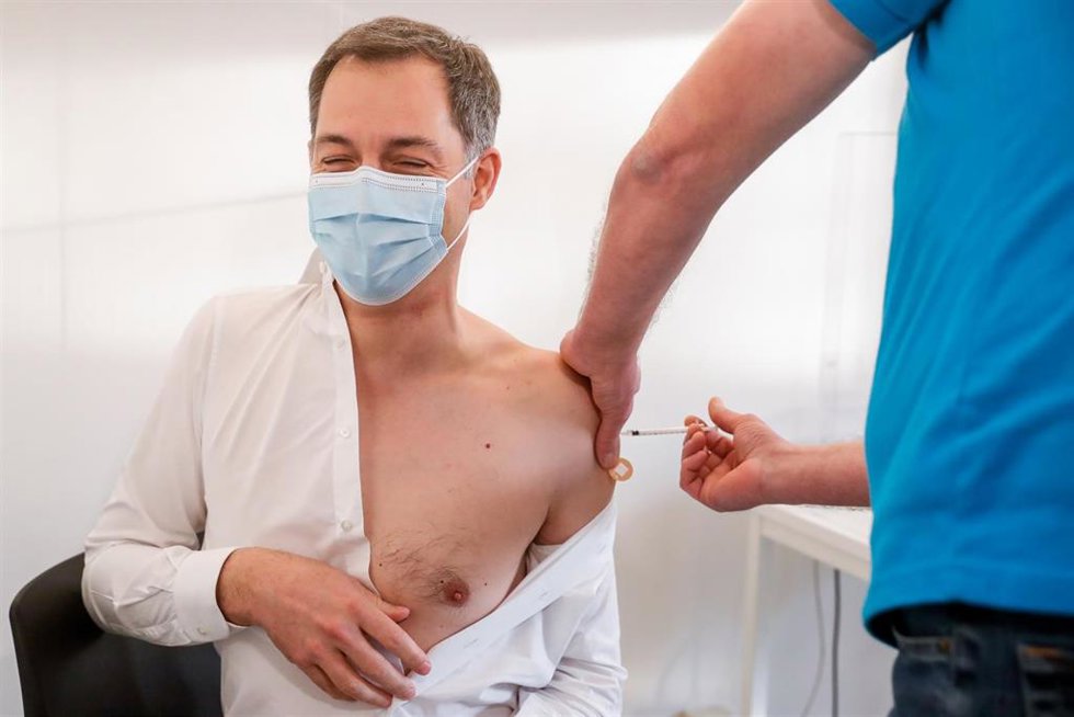 El primer ministro de Bélgica, Alexander de Croo, recibe la vacuna contra la COVID-19. 