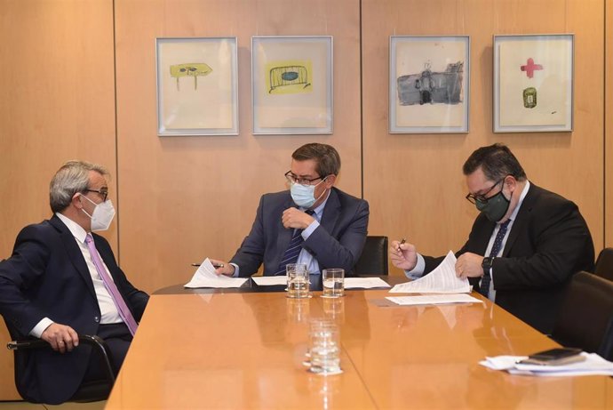 El contrato ha sido formalizado por el presidente de la Diputación de Granada, José Entrena,  el presidente de Caja Rural de Granada, Antonio León, y por el director general, Jerónimo Luque.