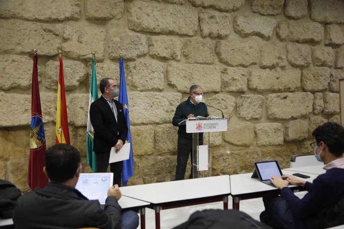 El teniente alcalde de Urbanismo en el Ayuntamiento de Córdoba, Salvador Fuentes (dcha.), y el delegado de Gestión, Comercio y Mercados, Antonio Álvarez, en rueda de prensa.