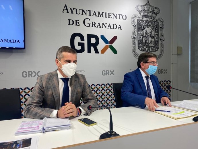 El portavoz del PP en el Ayuntamiento de Granada, César Díaz y el coordinador del grupo municipal, Luis González, en rueda de prensa.