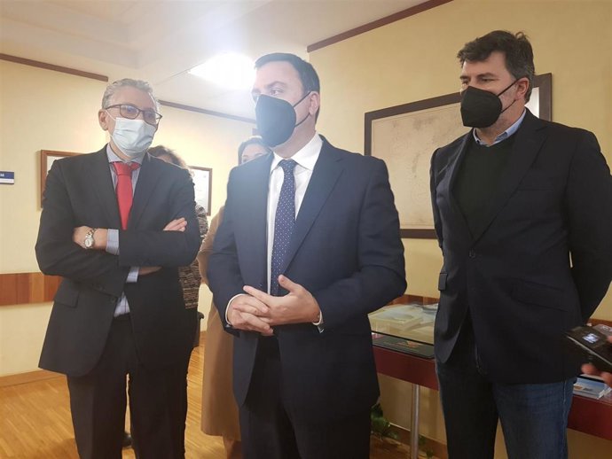 El representante de Arvi, Javier Touza, el secretario xeral del PSdeG, Valentín González Formoso, y el eurodiputado socialista Javier Cerqueiro