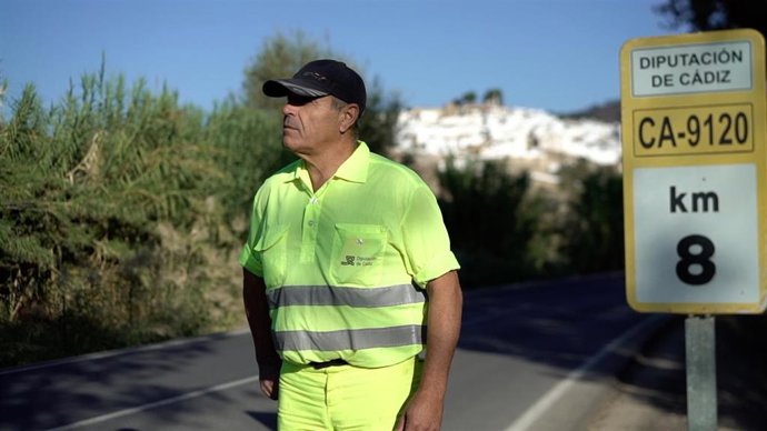 Un operario del servicio de carreteras de Diputación.