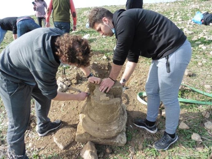 Dos estudiantes trabajan en la antigua ciudad romana de Carissa Aurelia.