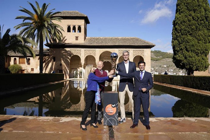 Archivo - El presidente de la ACB, Antonio Martín; el alcalde de Granada, Francisco Cuenca; y los consejeros de Educación y Deporte y Cultura y Patrimonio Histórico de la Junta de Andalucía, Javier Imbroda y Patricia del Pozo, posan con el trofeo de la 