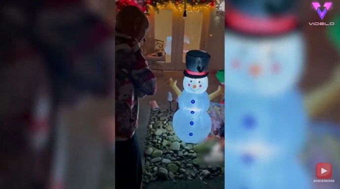 Sus vecinos le decoraron el jardín de su casa por sorpresa en Navidad
