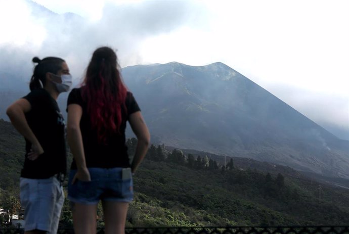 Dos personas observan el volcán de Cumbre Vieja