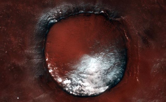 Imagen de un cráter marciano con hielo tomada por el orbitador TGO