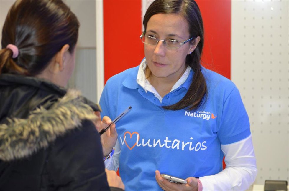 Una voluntaria de Fundación Naturgy.
