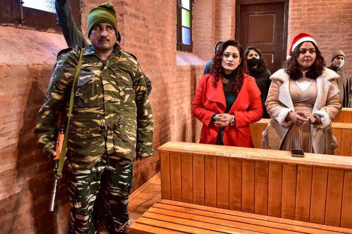Misa de Navidad en una iglesia de Srinagar, en la Cachemira ocupada por India