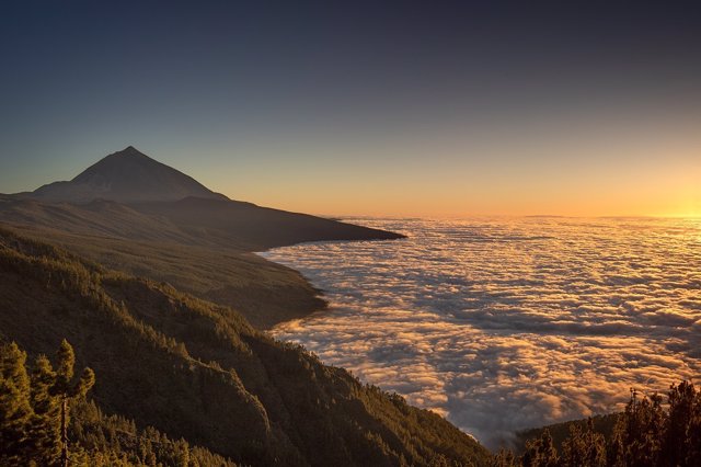 Archivo - Teide, con el mar de nubes