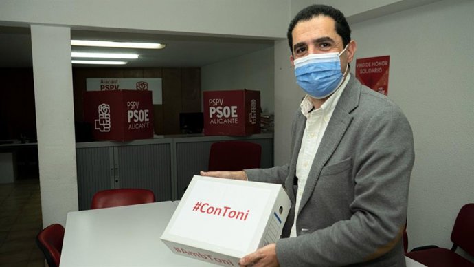 Toni Francés presenta los avales para su candidatura a secretario provincial del PSPV de Alicante
