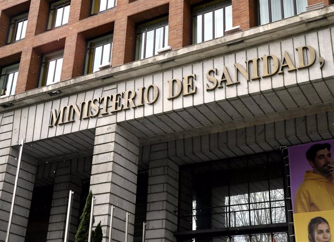 Archivo - Edificio del Ministerio de Sanidad, Política Social e Igualdad ubicado en el Paseo del Prado, en Madrid (España), a 2 de marzo de 2020.