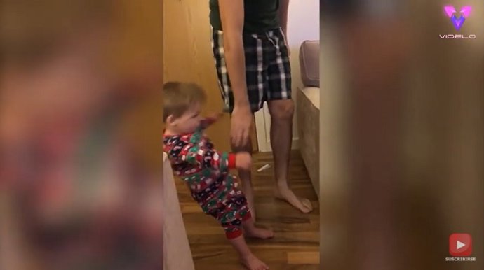 La emoción por los regalos de Navidad hicieron que este niño se cayera al suelo