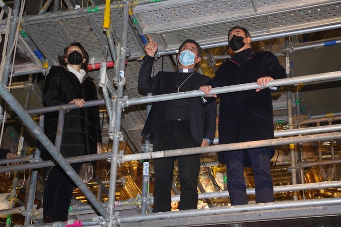 El conselleiro de Cultura, Román Rodríguez, durante una visita a las obras de restauración de la catedral de Mondoñedo